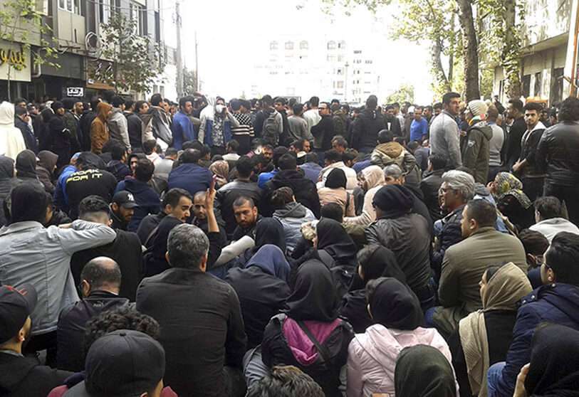 Manifestación después de que las autoridades subieran los precios de la gasolina, en la ciudad norteña de Sari, Irán