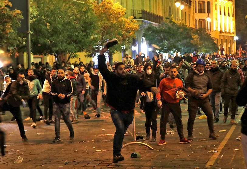 Manifestantes libaneses se enfrentan a la policía antidisturbios en la capital, Beirut, el 15 de diciembre de 2019