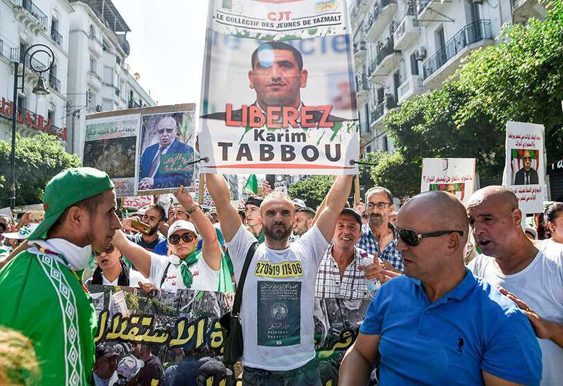 Un manifestante argelino marcha con un cartel que pide la liberación del político Karim Tabbou, el 27 de septiembre de 2019