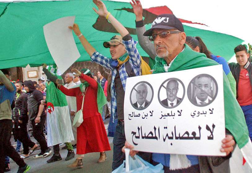 Un hombre argelino sostiene un cartel contra las “3B” (Abdelakder Bensalah, Tayeb Belaiz y Noureddine Bedoui), durante una protesta en la ciudad costera septentrional de Orán, el 9 de abril de 2019