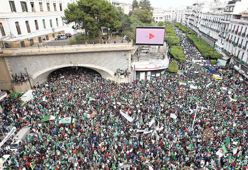 Los argelinos marchan durante una manifestación antigubernamental en la capital, Argel, el 5 de abril de 2019
