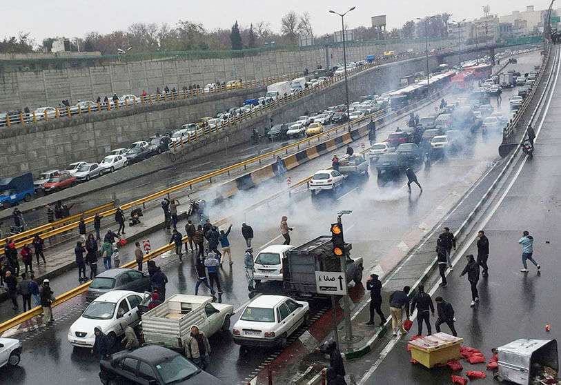 La gente protesta contra el aumento del precio de la gasolina, en una autopista de Teherán, Irán, el 16 de noviembre de 2019