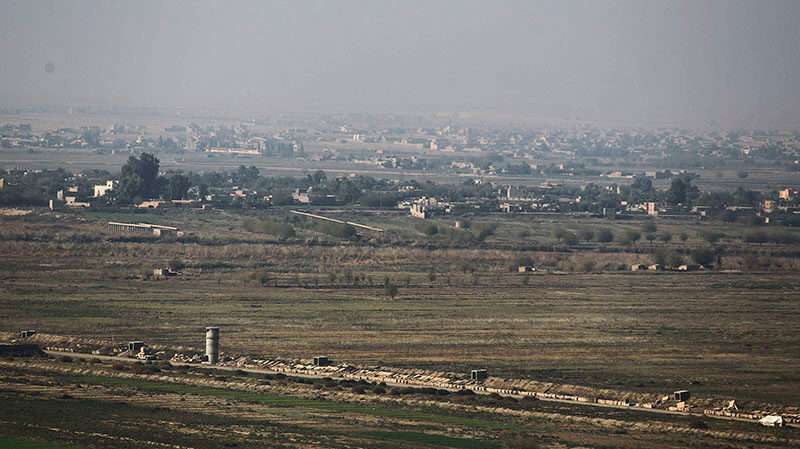Una foto tomada el 12 de noviembre de 2018 desde al-Qaim en la provincia iraquí de Anbar muestra la ciudad fronteriza siria de Albu Kamal en la región de Deir Ezzor