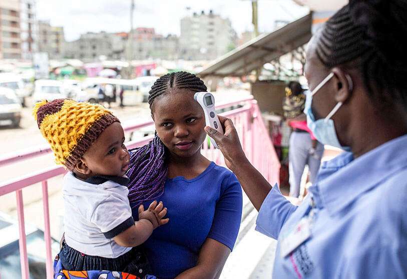 A una mujer se le mide la temperatura en la Clínica de Salud Penda Umoja II en Nairobi, Kenia, el 6 de abril de 2020