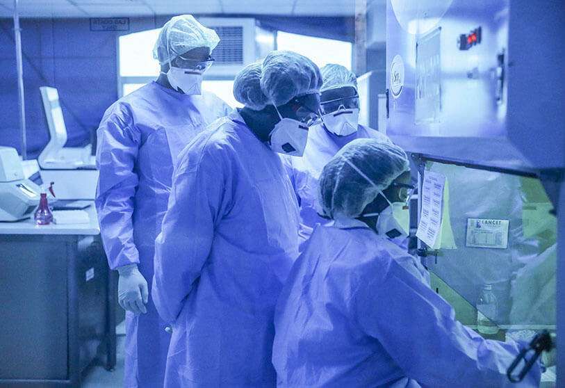 Los técnicos trabajan en el análisis de las muestras de los pacientes para detectar el coronavirus, en el laboratorio de Pathologists Lancet Kenya en Nairobi, Kenia