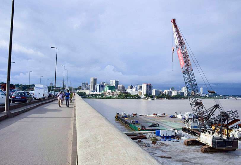 Esta vista general muestra los trabajos de reconstrucción del puente Félix Houphouet-Boigny en Abidjan