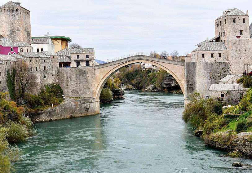 Ciudad de Mostar, en el sur de Bosnia, muestra el Puente Viejo. Símbolo de la devastación de Bosnia en la guerra de los años 90, el emblemático puente de la época otomana de Mostar fue posteriormente reconstruido
