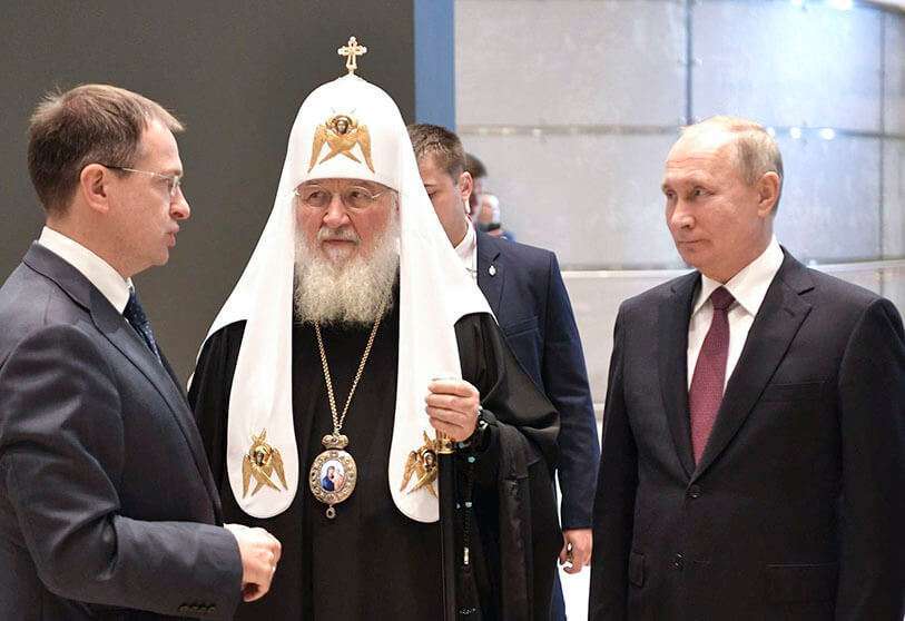 El presidente ruso Vladimir Putin (der.) y el patriarca Cirilo (cen.), junto al ministro de Cultura Vladimir Medinsky (izq.) en el Día de la Unidad Nacional Rusa