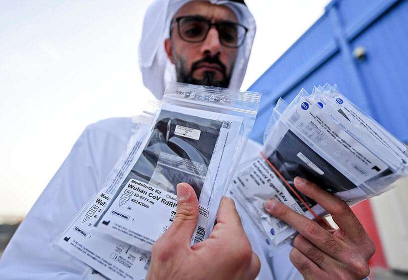 Los funcionarios comprueban el equipo médico y los kits de pruebas de coronavirus proporcionados por la OMS destinados a parar la pandemia en Irán