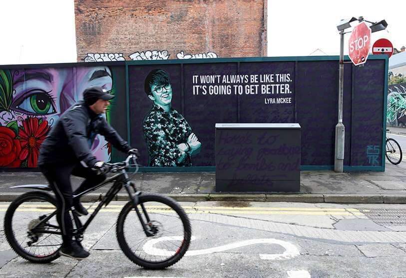 Mural con la periodista asesinada Lyra McKee, cuya muerte desencadenó una nueva ronda de conversaciones políticas presidida por los Gobiernos británico e irlandés, en el centro de Belfast el 7 de mayo de 2019.