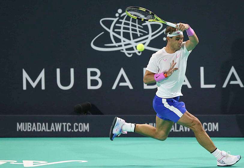 El español Rafael Nadal devuelve la pelota al griego Stefanos Tsitsipas durante la final del Campeonato Mundial de Tenis de Mubadala en la Ciudad Deportiva Zayed de Abu Dhabi, el 21 de diciembre de 2019