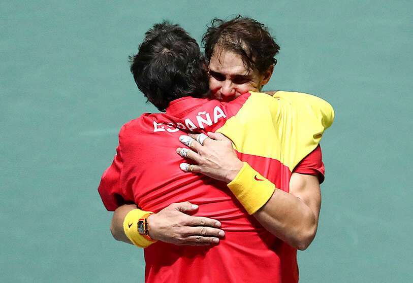 El capitán español Sergi Bruguera celebra con Rafael Nadal después de ganar su partido de dobles con Feliciano López contra Jamie Murray y Neal Skupski