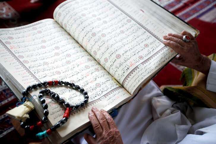 Un hombre lee el Corán en la Gran Mezquita antes del mes sagrado de ayuno del Ramadán. REUTERS/MOHAMED AL-SAYAGHI