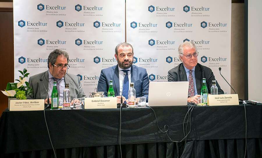 Los directivos de Exceltur y Javier Fernández Arribas, director de Comunicación