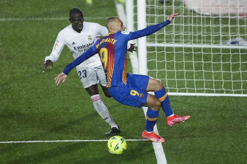 Mendy y Braithwaite pugnan por un balón