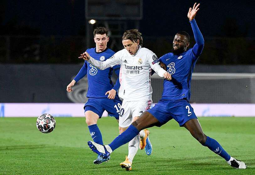 El centrocampista croata del Real Madrid Luka Modric (centro) compite con el centrocampista inglés del Chelsea Mason Mount