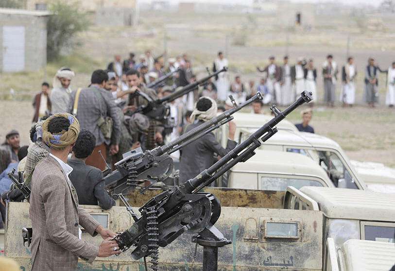 En esta foto de archivo del 1 de agosto de 2019, los combatientes hutíes viajan en camiones montados con armas