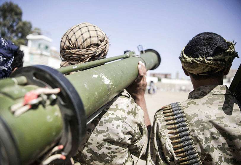Combatientes rebeldes hutíes sostienen sus armas durante una reunión destinada a movilizar a más combatientes para el movimiento hutí apoyado por Irán, en Saná, Yemen, el jueves 20 de febrero de 2020