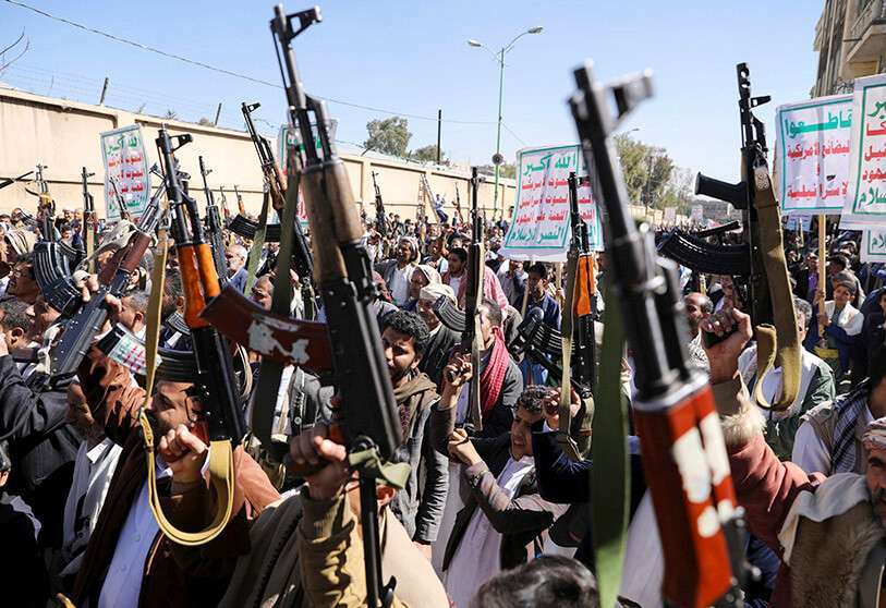 Des partisans hutus tiennent leurs armes lors d'une manifestation contre la décision des États-Unis de les déclarer organisation terroriste étrangère à Sanaa, au Yémen, le 20 janvier 2021 REUTERS/KHALED ABDULLAH