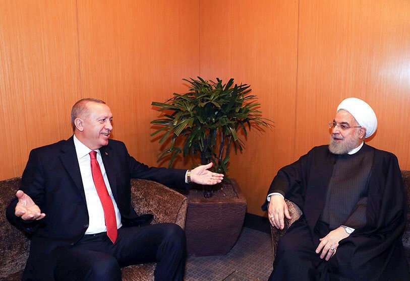 El presidente turco Recep Tayyip Erdogan (L) durante un encuentro con el presidente iraní Hasan Rohaní durante la Cumbre de Líderes Musulmanes de Kuala Lumpur el 19 de diciembre de 2019