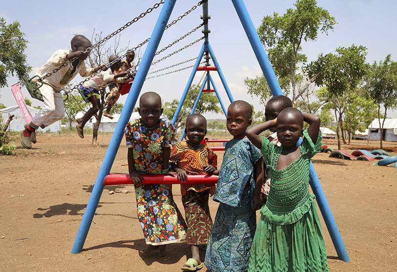 Niños refugiados de Sudán del Sur juegan fuera de una escuela temporal en el campamento de Bidi Bidi, en el norte de Uganda