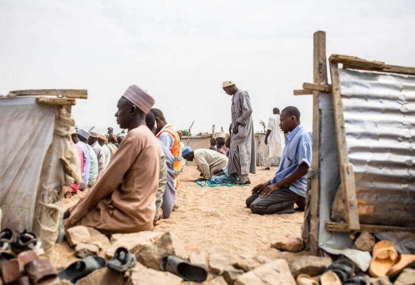 Los hombres rezan en el campo de refugiados de Minawao, cerca de Gadala, el 5 de marzo de 2020. Se estableció en 2013 y alberga a más de 60.000 personas