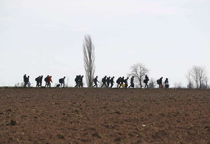 Los migrantes caminan cerca de la puerta fronteriza de Pazarkule en Edirne, en la frontera turco-griega, el lunes 2 de marzo de 2020