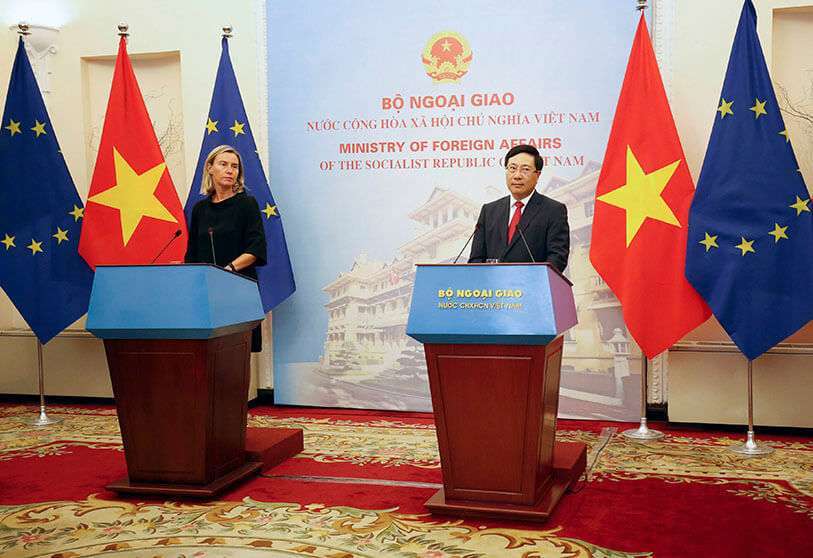 Fotografia de archivo La Alta Representante de la Unión Europea para Asuntos Exteriores y Política de Seguridad y Vicepresidenta de la Comisión Europea, Federica Mogherini (L), y el Viceprimer Ministro y Ministro de Asuntos Exteriores de Vietnam, Pham Binh Minh, asisten a una reunión informativa para la prensa en Hanoi (Vietnam), el 5 de agosto de 2019