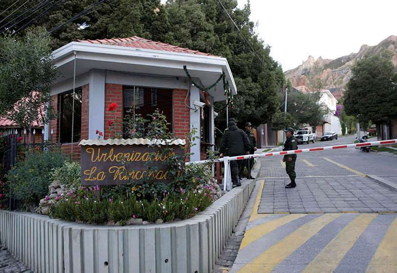 Policías a la entrada de la Urbanización La Rinconada, donde se encuentra la residencia de la embajadora de México, en La Paz, Bolivia, el 27 de diciembre de 2019