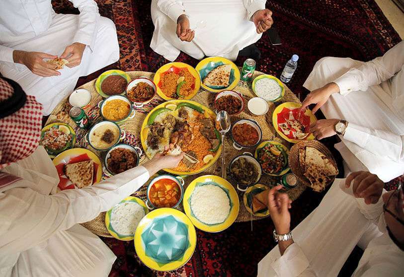 Comida tradicional saudí en un restaurante en Riad, Arabia Saudí