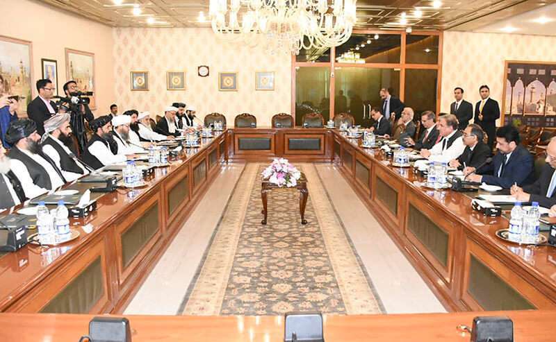 El ministro de Relaciones Exteriores de Pakistán, Shah Mehmood Qureshi, cuarto desde la derecha, encabeza las conversaciones con la delegación talibán en Islamabad, Pakistán, el jueves 3 de octubre de 2019
