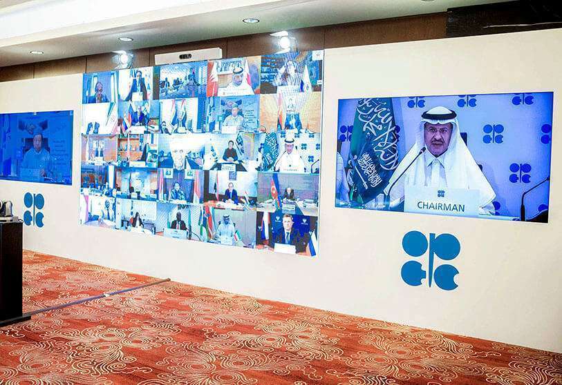 El ministro de Energía saudí, Abdulaziz bin Salman, preside la reunión virtual extraordinaria de la Organización de Países Exportadores de Petróleo (OPEP)