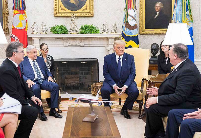 El presidente de Estados Unidos Donald Trump (C-R) se reúne con el presidente de México Andrés Manuel López Obrador (C-L) en presencia del ministro de Relaciones Exteriores de México Marcelo Ebrard (L) y el secretario de Estado de los Estados Unidos Mike Pompeo (R) en la Oficina Oval de la Casa Blanca