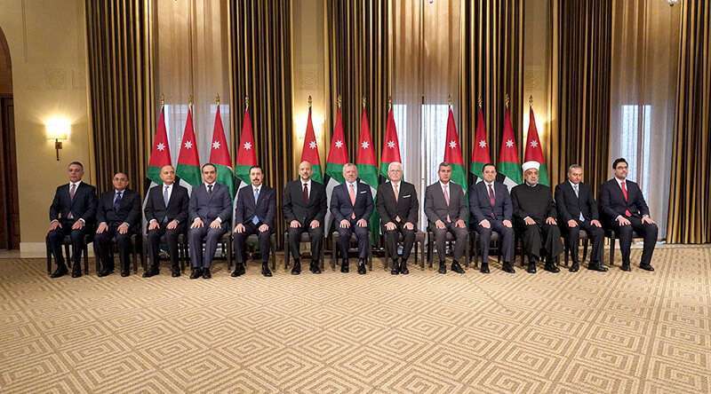 El Rey Abdalá II (C) y su primer ministro, Omar al-Razaz (6º-Izq), posan para una foto de grupo con los nuevos ministros juramentados, tras una remodelación del gabinete en la capital, Ammán