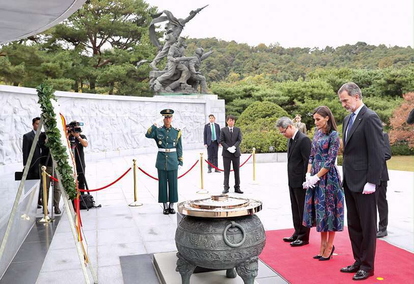 Don Felipe y Doña Letizia durante el acto solemne en el Cementerio Nacional de Seúl