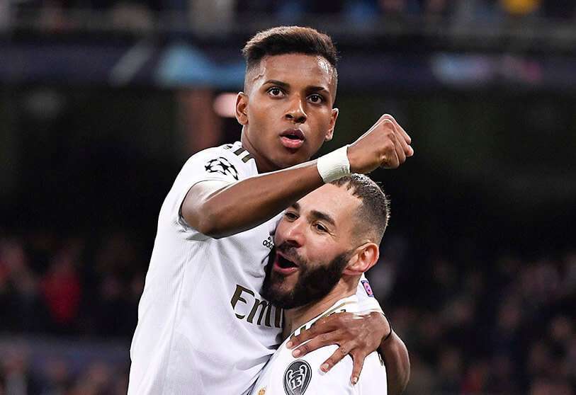 El delantero francés del Real Madrid Karim Benzema (Der) celebra con el delantero brasileño Rodrygo tras marcar ante el Galatasaray en el estadio Santiago Bernabéu de Madrid, el 6 de noviembre de 2019