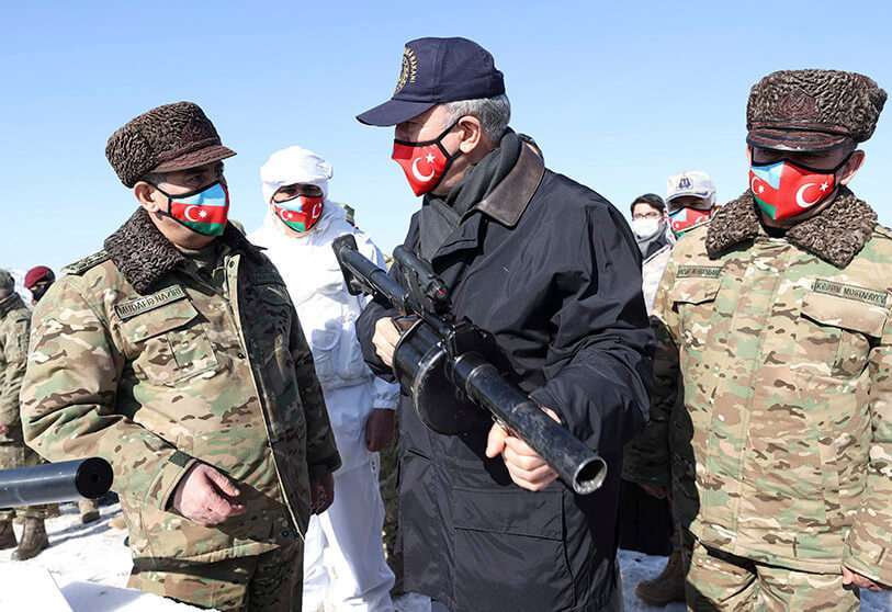 El ministro de Defensa turco, Hulusi Akar, y su homólogo azerí, Zakir Hasanov, inspeccionan las tropas durante unas maniobras militares conjuntas turco-azeríes en la provincia oriental de Kars, Turquía, el 11 de febrero de 2021