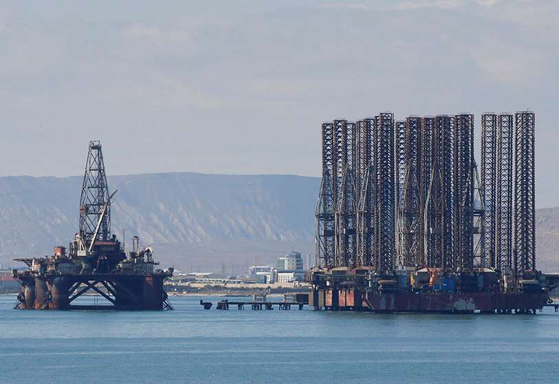Una plataforma petrolera en alta mar se ve en el mar Caspio cerca de Bakú, Azerbaiyán