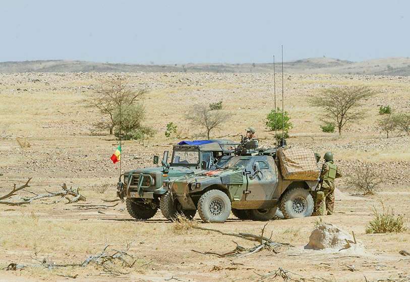 Vehículo militar maliense (L) de las Fuerzas Malienses (FAMa) que participa en la operación conjunta de coordinación táctica Hawbi con soldados de la misión francesa de Barkhane (R).