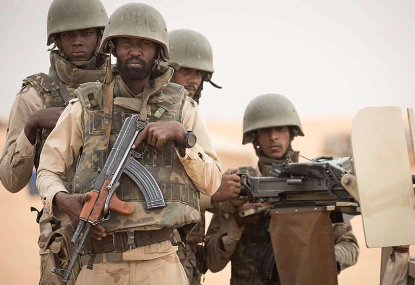 Soldados mauritanos hacen guardia en un puesto de mando del G5 Sahel, erca de la frontera con Malí.