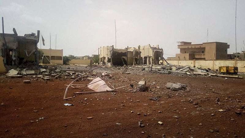 En esta foto de archivo tomada el 29 de junio de 2018, en Sevare, en el centro de Malí, se ven los escombros esparcidos frente al cuartel general del grupo de trabajo antiterrorista, el G5 Sahel, tras el ataque de un terrorista suicida que intentó penetrar en la base.