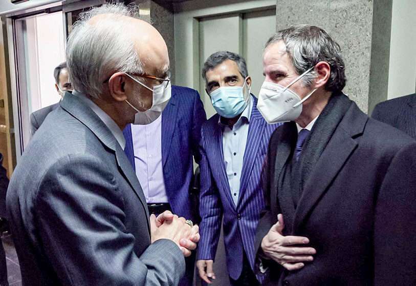PHOTO/AFP - Una captura de un vídeo de AFPTV tomada el 21 de febrero de 2021 muestra al jefe de la Organización de Energía Atómica de Irán (AEIO), Ali Akbar Salehi (I), y al portavoz de la AEIO, Behrouz Kamalvandi (C), reunidos con el director general del Organismo Internacional de Energía Atómica (OIEA), Rafael Grossi (D), de visita en la capital, Teherán