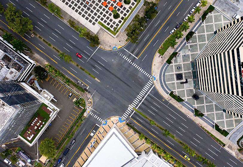 Una sección transversal de calles desiertas de zona financiera en San Juan, Puerto Rico