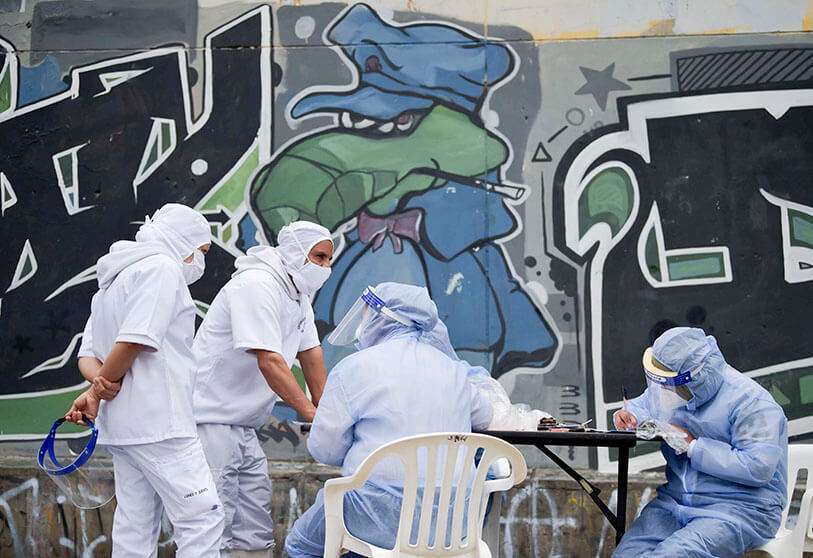 Sanitarios recogen la información de las personas que se hacen la prueba del coronavirus en Bogotá, el 13 de julio de 2020