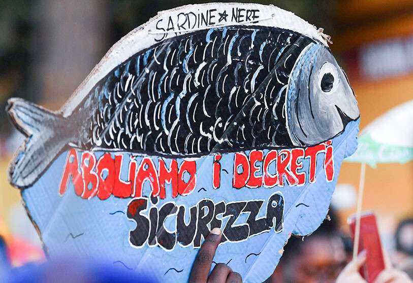 “Sardinas negras, abolamos los decretos de seguridad”, dice la pancarta de este manifestante