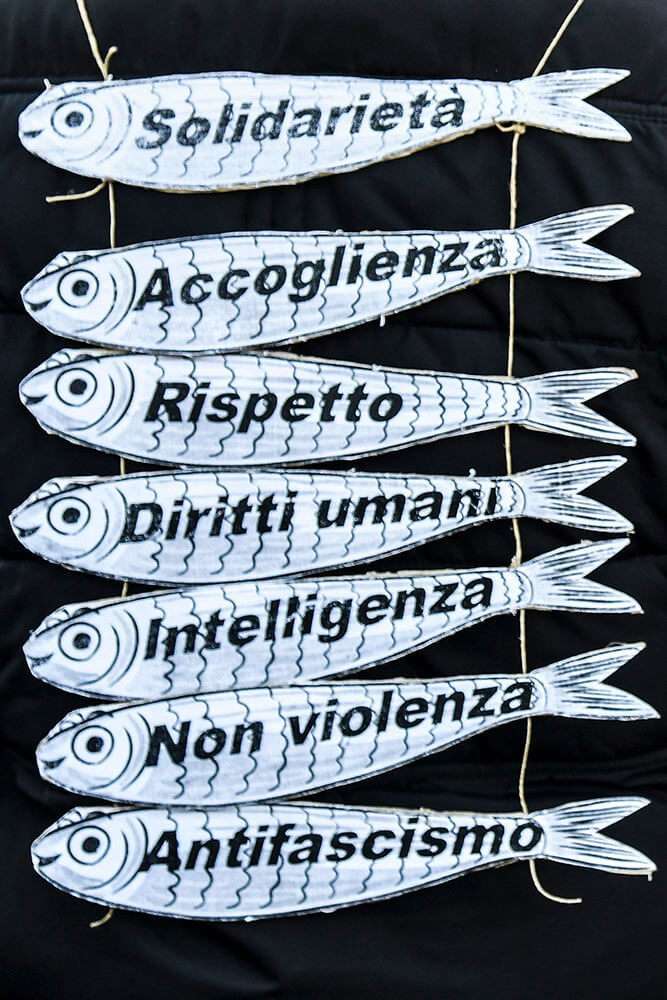 "Solidaridad, hospitalidad, respeto, derechos humanos, inteligencia, no violencia, antifascismo". El movimiento de las “sardinas” ha defendido estos valores frente a Salvini y la Liga