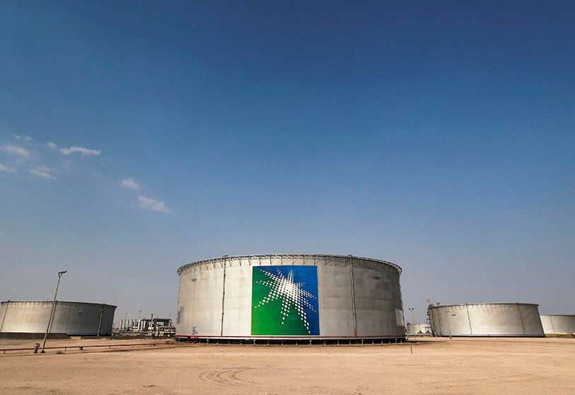Una vista muestra tanques de petróleo de marca en la instalación petrolera de Saudi Aramco en Abqaiq