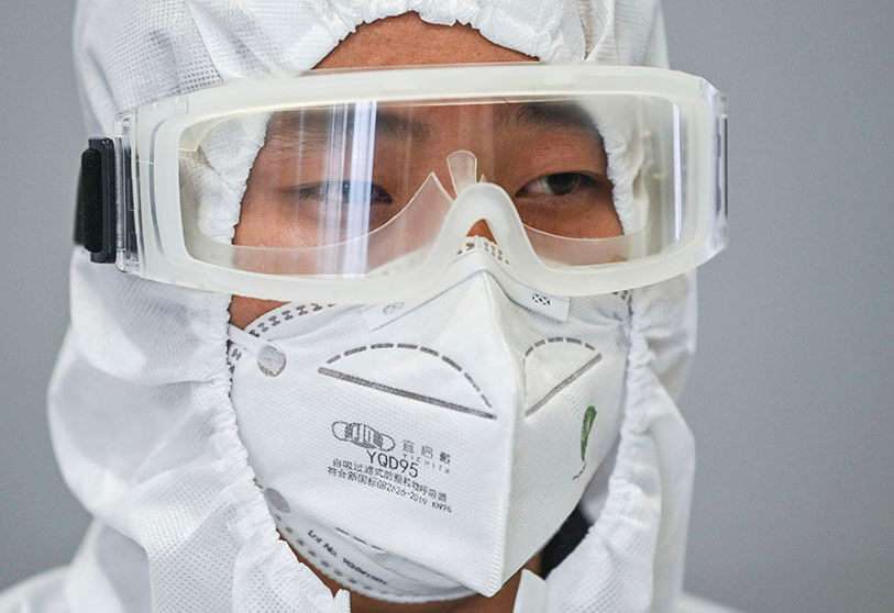 Miembro de seguridad lleva equipo de protección contra el brote de coronavirus en el Aeropuerto Internacional de Pudong, Shanghái