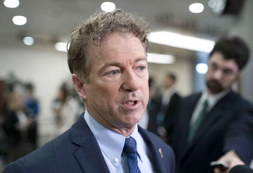 El senador Rand Paul habla con la prensa antes de la sesión informativa del secretario de Estado Mike Pompeo, el secretario de Defensa Mark Esper y otros funcionarios de seguridad nacional