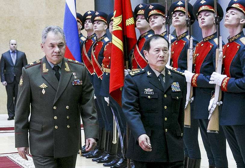 El Ministro de Defensa ruso Sergei Shoigu y su homólogo chino Wei Fenghe revisan una guardia de honor antes de sus conversaciones en Moscú